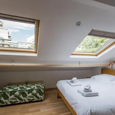 Petit Lumineux Et Atypique à 14. Apartamento